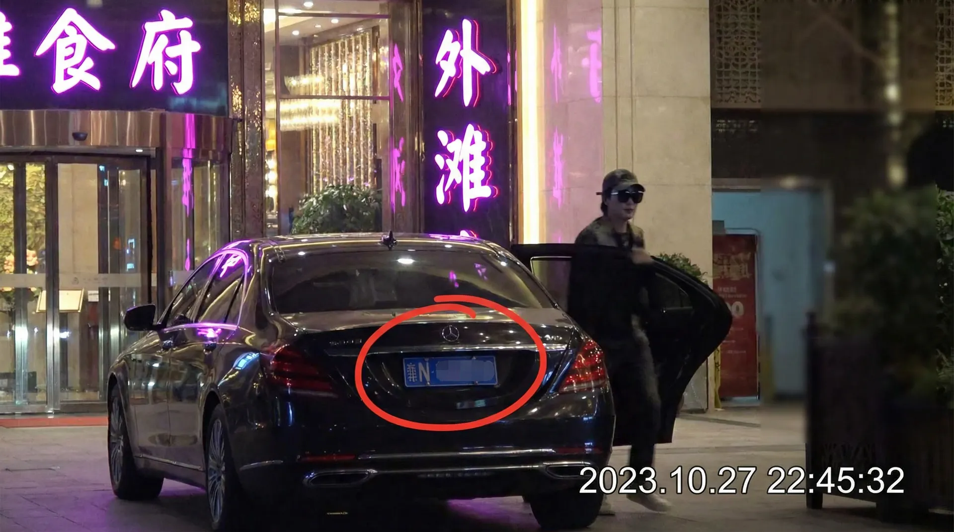 bwin体育网站 - 豪车餐厅外被拍